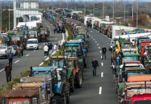 Protesta e fermerëve grekë paralizon vendin. Mijëra traktorë bllokojnë rrugët, bllokadat pritet të ashpërsohen nga e hëna