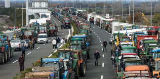 Protesta e fermerëve grekë paralizon vendin. Mijëra traktorë bllokojnë rrugët, bllokadat pritet të ashpërsohen nga e hëna