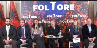 Firojnë demokratët në takimin e Berishës, dy degë nuk mbushin dot sallën (FOTO)