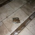 Video/ Durrës, copa të mëdha suvaje shkëputen nga pallati 22-katësh, dëmtohen automjetet e parkuara, banorët në panik