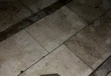 Video/ Durrës, copa të mëdha suvaje shkëputen nga pallati 22-katësh, dëmtohen automjetet e parkuara, banorët në panik