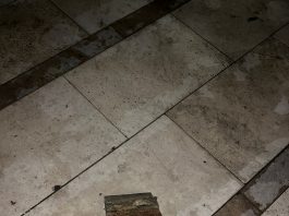 Video/ Durrës, copa të mëdha suvaje shkëputen nga pallati 22-katësh, dëmtohen automjetet e parkuara, banorët në panik