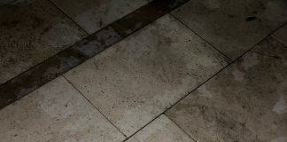 Video/ Durrës, copa të mëdha suvaje shkëputen nga pallati 22-katësh, dëmtohen automjetet e parkuara, banorët në panik