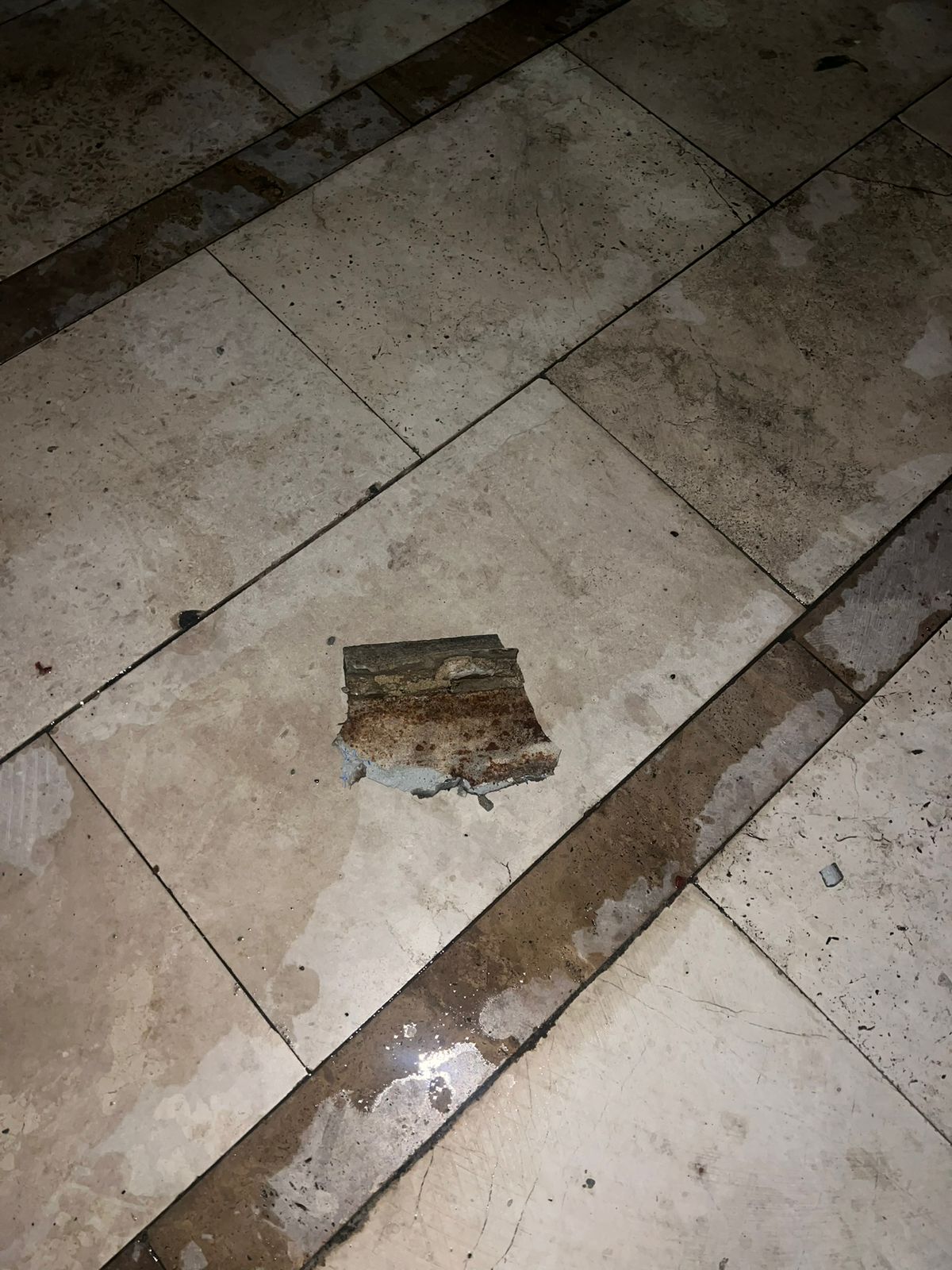 Video  Durrës  copa të mëdha suvaje shkëputen nga pallati 22 katësh  dëmtohen automjetet e parkuara  banorët në panik