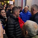LAJMI I FUNDIT/ Plas REVOLTA në VLORË, qytetarët hyjnë me forcë në teatrin “Petro Marko” ! Ndërpresin mbrëmjen gala të bashkisë: Jemi tre ditë pa ujë