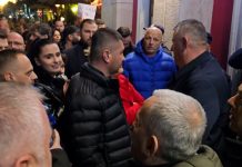 LAJMI I FUNDIT/ Plas REVOLTA në VLORË, qytetarët hyjnë me forcë në teatrin “Petro Marko” ! Ndërpresin mbrëmjen gala të bashkisë: Jemi tre ditë pa ujë