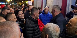 LAJMI I FUNDIT/ Plas REVOLTA në VLORË, qytetarët hyjnë me forcë në teatrin “Petro Marko” ! Ndërpresin mbrëmjen gala të bashkisë: Jemi tre ditë pa ujë