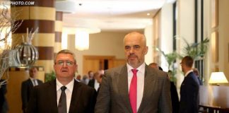 “Do që të shpallet mbret”, batutat në distancë mes Edi Ramës dhe Armand Dukës