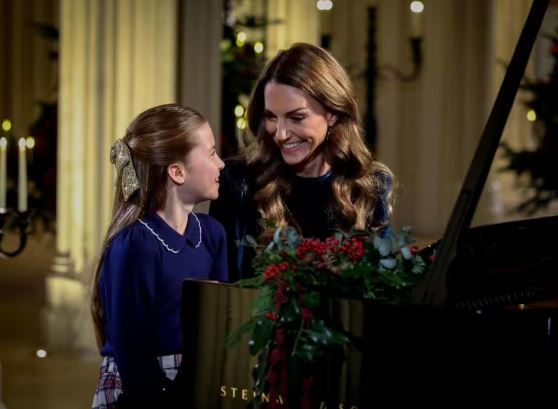Princesha e Uellsit dhe Princesha Charlotte performojnë një duet pianoje për Krishtlindjen