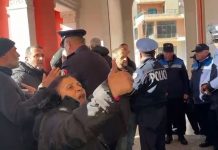 LAJMI I FUNDIT/ PLAS revolta sërish në Vlorë! Qytetarët përplasen me bidona me policinë, kërkojnë të hyjnë me forcë në bashki