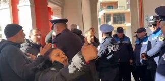 LAJMI I FUNDIT/ PLAS revolta sërish në Vlorë! Qytetarët përplasen me bidona me policinë, kërkojnë të hyjnë me forcë në bashki