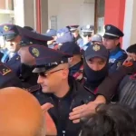 Katër ditë pa ujë në Vlorë/ “Hapeni derën, ose do e thyejmë”, momente nga protesta para bashkisë!