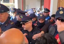 Katër ditë pa ujë në Vlorë/ “Hapeni derën, ose do e thyejmë”, momente nga protesta para bashkisë!