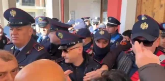 Katër ditë pa ujë në Vlorë/ “Hapeni derën, ose do e thyejmë”, momente nga protesta para bashkisë!