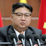 Çfarë po planifikon? Kim Jong Un urdhëron zgjerimin e prodhimit të raketave dhe ndërtimin e fabrikave të reja të municioneve