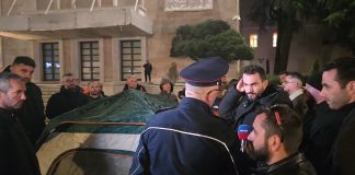 Proteston duke kaluar natën para Kryeministrisë, policia procedon Adriatik Lapajn: Ka zaptuar hapësirën publike