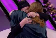 Mungesa e dokumenteve e mbajti larg familjes/ Përqafimi që shëron pritjen e gjatë, nënë e bijë takohen pas 7 vitesh