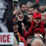 Shkupi mbushet me flamujt kuqezi, shqiptarët kërkojnë drejtësi për ish-krerët e UÇK