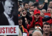 Shkupi mbushet me flamujt kuqezi, shqiptarët kërkojnë drejtësi për ish-krerët e UÇK