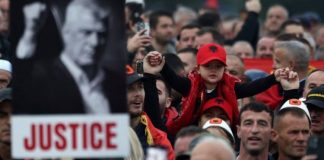 Shkupi mbushet me flamujt kuqezi, shqiptarët kërkojnë drejtësi për ish-krerët e UÇK