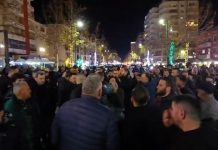 “Duam ujë”/ Prej disa ditësh përballen me mungesën e ujit të pijshëm, qytetarët në Vlorë bllokojnë rrugën: Nuk kemi marrë asnjë zgjidhje