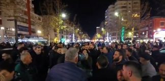 “Duam ujë”/ Prej disa ditësh përballen me mungesën e ujit të pijshëm, qytetarët në Vlorë bllokojnë rrugën: Nuk kemi marrë asnjë zgjidhje