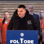 Protesta e Berishës përpara kryeministrisë/ Studenti me xhupin ARMANI EXCHANGE 1 mijë dollarë: Taksat janë rritur, jemi të varfër