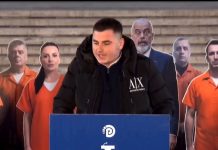 Protesta e Berishës përpara kryeministrisë/ Studenti me xhupin ARMANI EXCHANGE 1 mijë dollarë: Taksat janë rritur, jemi të varfër