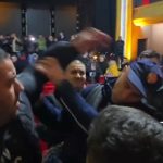 Qytetarët shpërthejnë dyert në teatrin e Vlorës, pamjet kur konfliktohen me policinë