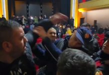 Qytetarët shpërthejnë dyert në teatrin e Vlorës, pamjet kur konfliktohen me policinë