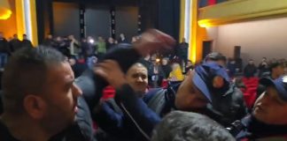 Qytetarët shpërthejnë dyert në teatrin e Vlorës, pamjet kur konfliktohen me policinë