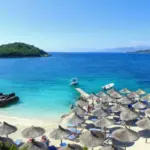 “Mirror”: Turistët britanikë zgjedhin Rivierën Shqiptare, “Ryanair” rrit fluturimet