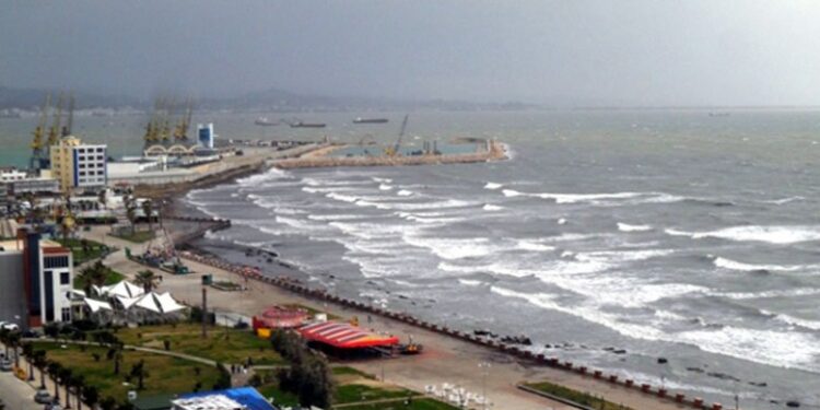 Moti i keq  anulohet lundrimi i tragetit Vlorë Brindisi