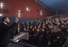 Salianji mbush sallën në Korçë: Mirë zgjedhjet na i vjedh Rama, po sheshet pse i kemi bosh? 50 rrogëtarë po mbajnë peng PD