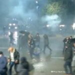 Militantët e PD ‘breshëri’ molotovësh mbi Policinë e Shtetit, ja shpjegimi i IA mbi rrezikun e tyre