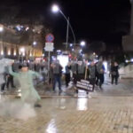 Video/ Militantët e PD sulmojnë me gurë dhe lëndë shpërthyese efektivët e Policisë para Kuvendit