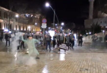 Video/ Militantët e PD sulmojnë me gurë dhe lëndë shpërthyese efektivët e Policisë para Kuvendit