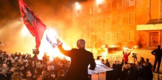 Protesta e PD në foto, molotovë drejt kryeministrisë e parlamentit