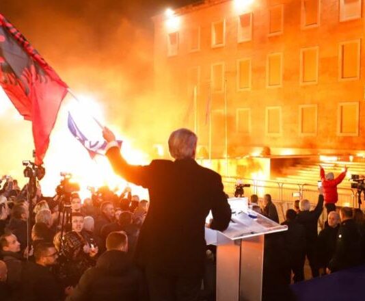 Protesta e PD në foto, molotovë drejt kryeministrisë e parlamentit