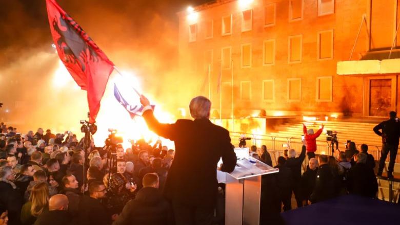 Protesta e PD në foto  molotovë drejt kryeministrisë e parlamentit