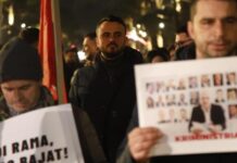 Deputeti demokrat Besart Xhaferri i bashkohet protestës së Lapajt para Kryeministrisë