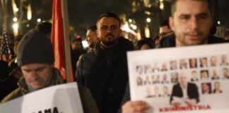 Deputeti demokrat Besart Xhaferri i bashkohet protestës së Lapajt para Kryeministrisë