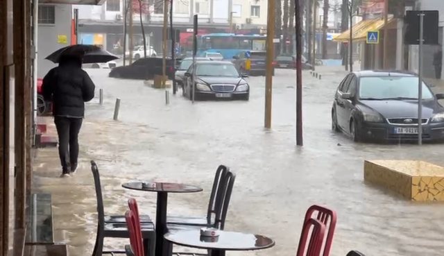 800 banesa të prekura nga uji në Durrës  180 banorë të evakuuar