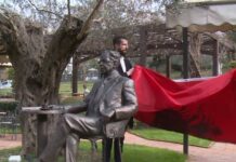 “Një kafe me Kadarenë”/ Shkrimtari përjetësohet në bronz, statuja përurohet në 90-vjetorin e tij