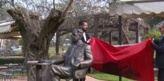 “Një kafe me Kadarenë”/ Shkrimtari përjetësohet në bronz, statuja përurohet në 90-vjetorin e tij