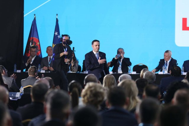 Lumir Abdixhiku i mbijeton votëbesimit  mbetet në krye të LDK së
