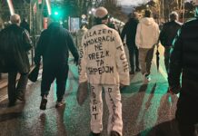 Me plis e veshje të bardhë me mbishkrime, protestuesi shpalos krijimtarinë në protestën e PD