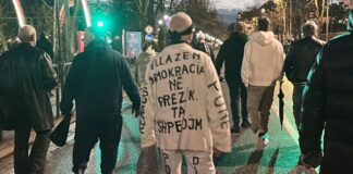 Me plis e veshje të bardhë me mbishkrime, protestuesi shpalos krijimtarinë në protestën e PD