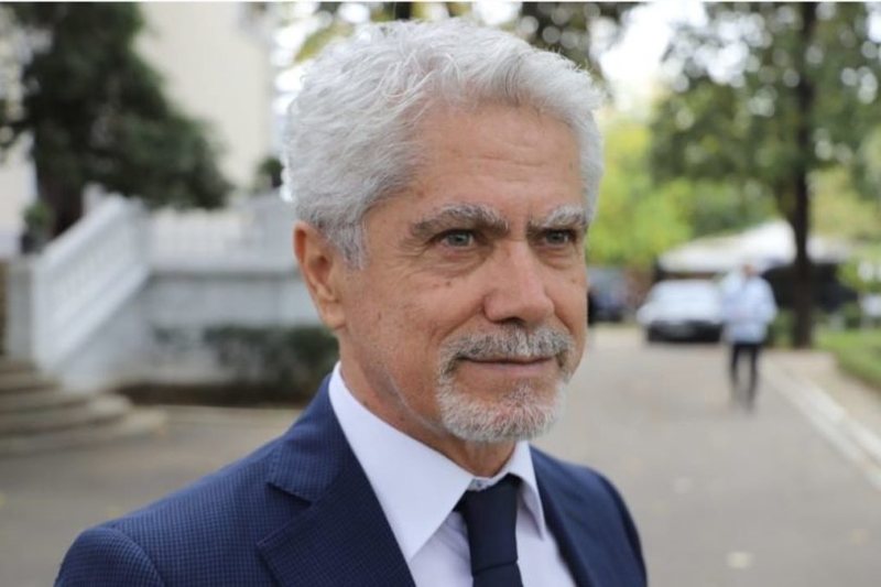 Ilir Yzeiri  Mbreti lakuriq dhe idiotët e Tiranës