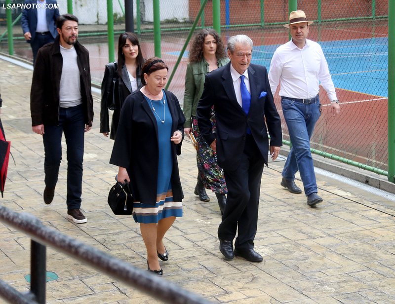 VIDEO VIRALE  Nga Gërdeci e 21 Janari tek apartamentet jashtë vendit të familjes Berisha  Ja pse duhet protestuar sot
